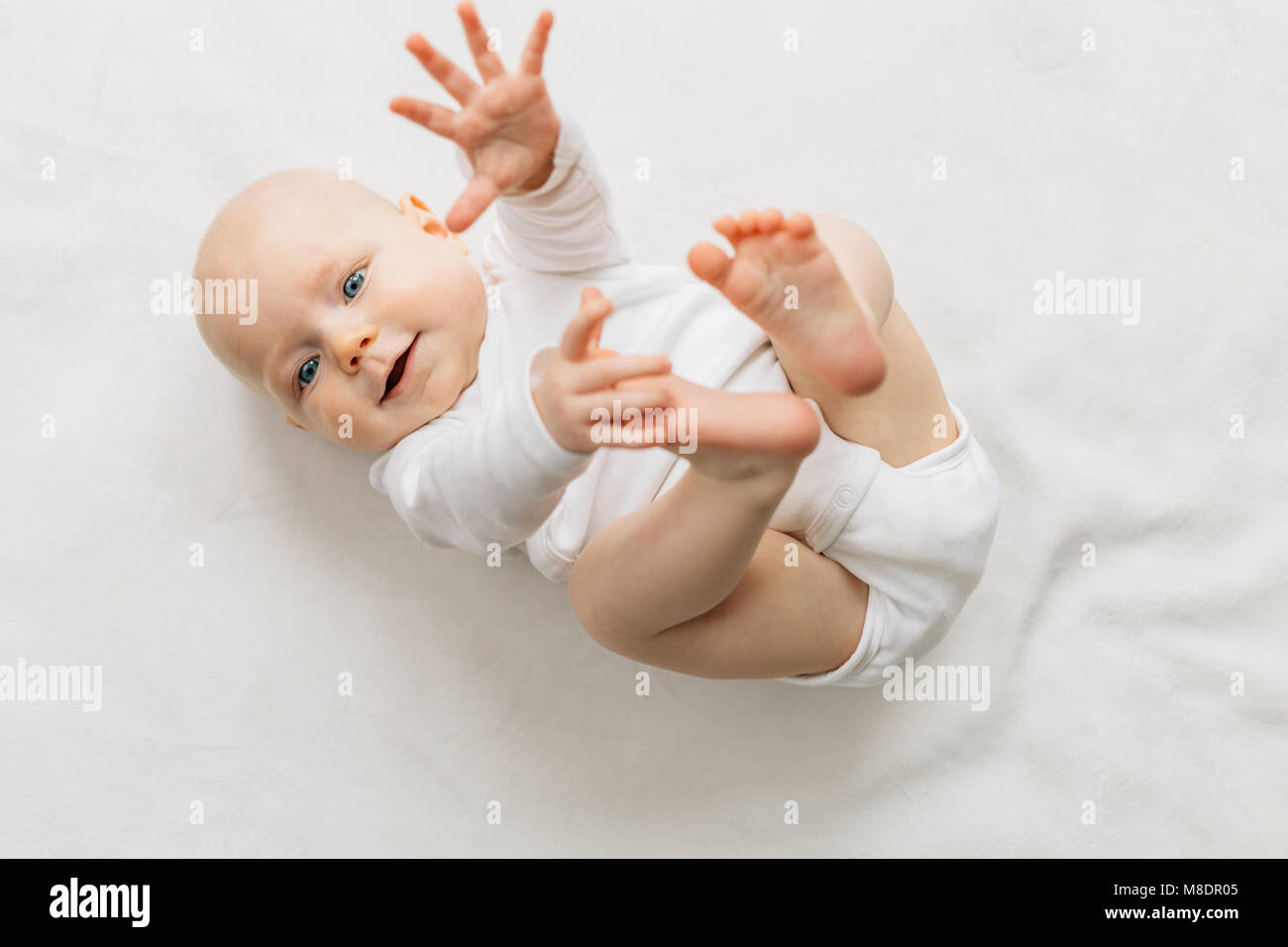 Baby auf arm -Fotos und -Bildmaterial in hoher Auflösung – Alamy