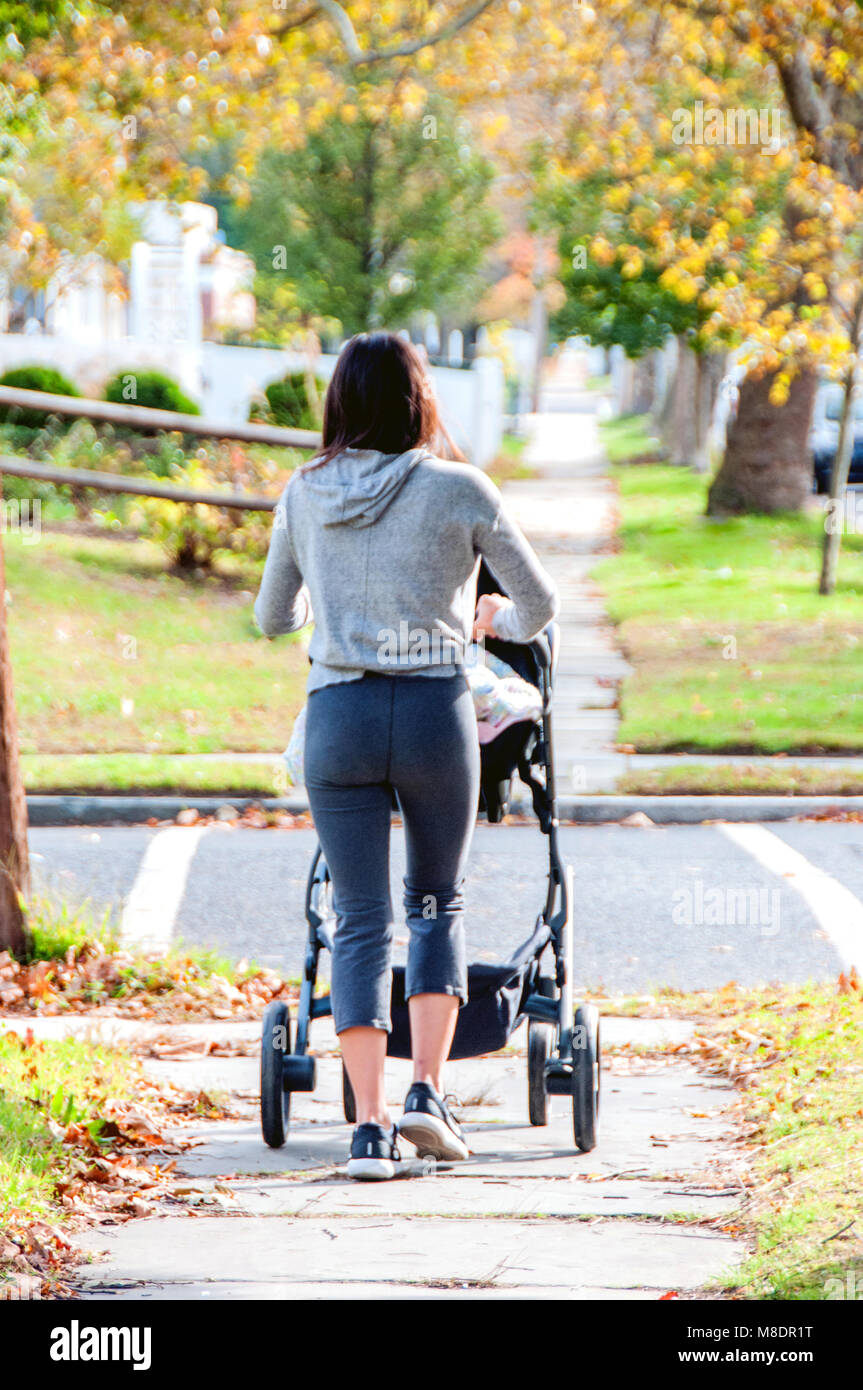 Mutter walking Baby im Kinderwagen Stockfoto