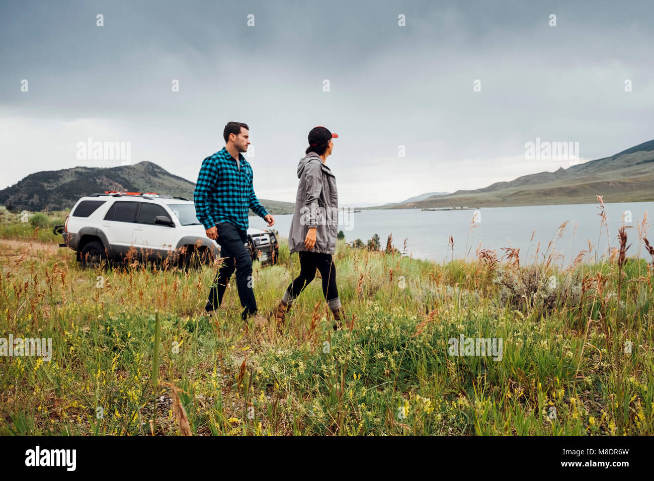 Paar neben Dillon Reservoir, Silverthorne, Colorado, USA Stockfoto