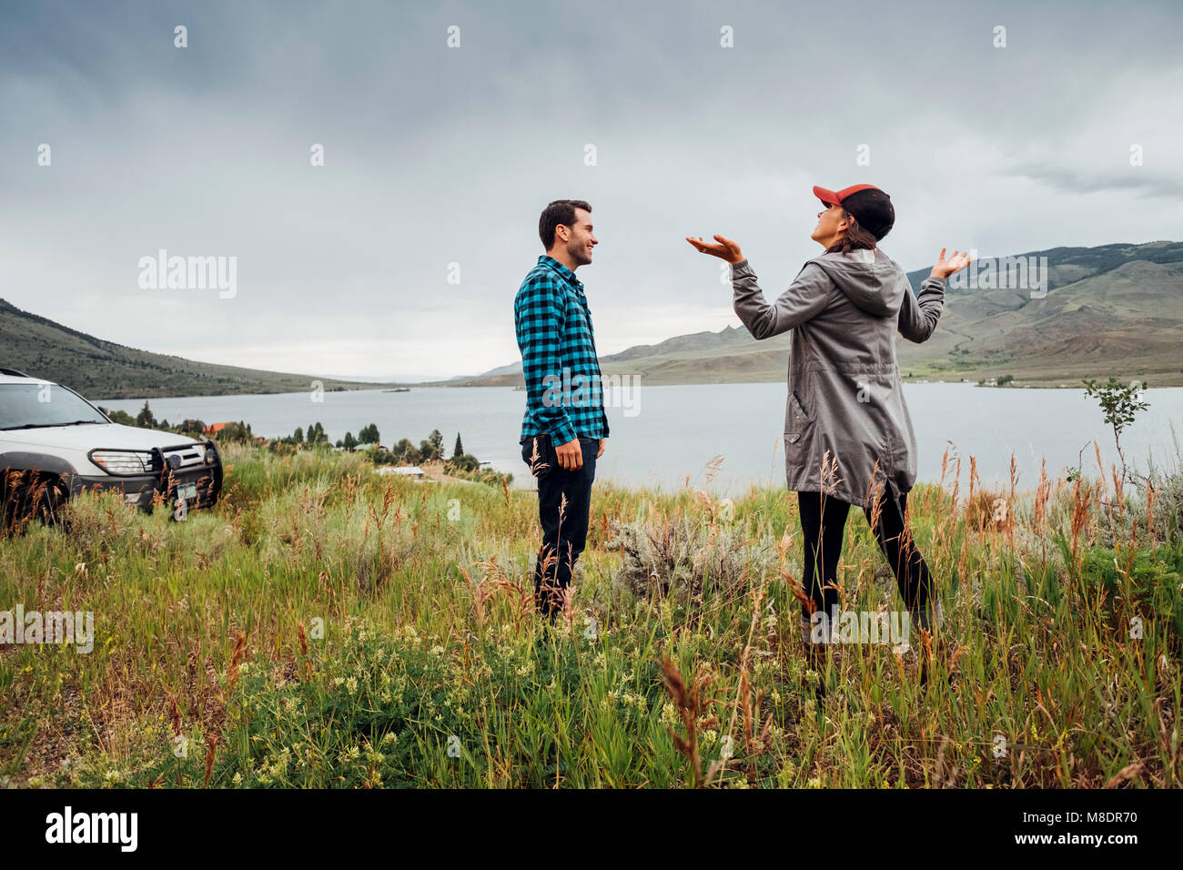 Paar stand neben Dillon Reservoir, Silverthorne, Colorado, USA Stockfoto