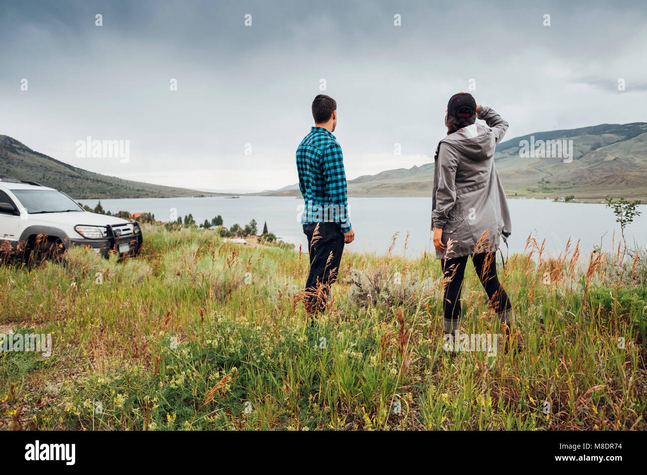 Paar stand neben Dillon Stausee, Ansicht, Silverthorne, Colorado, USA Stockfoto
