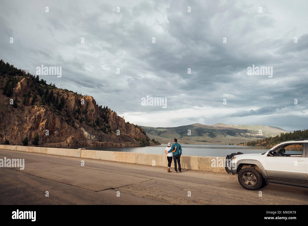 Paar stehen auf der Straße neben Dillon Stausee, Ansicht, Silverthorne, Colorado, USA Stockfoto
