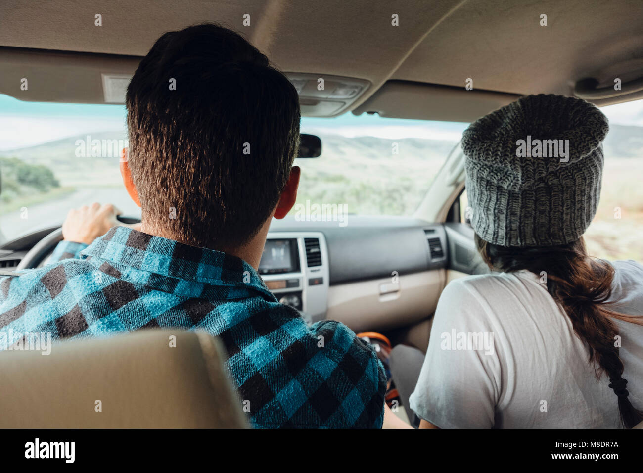 Paar im Auto, auf dem Road Trip, Rückansicht, Silverthorne, Colorado, USA Stockfoto