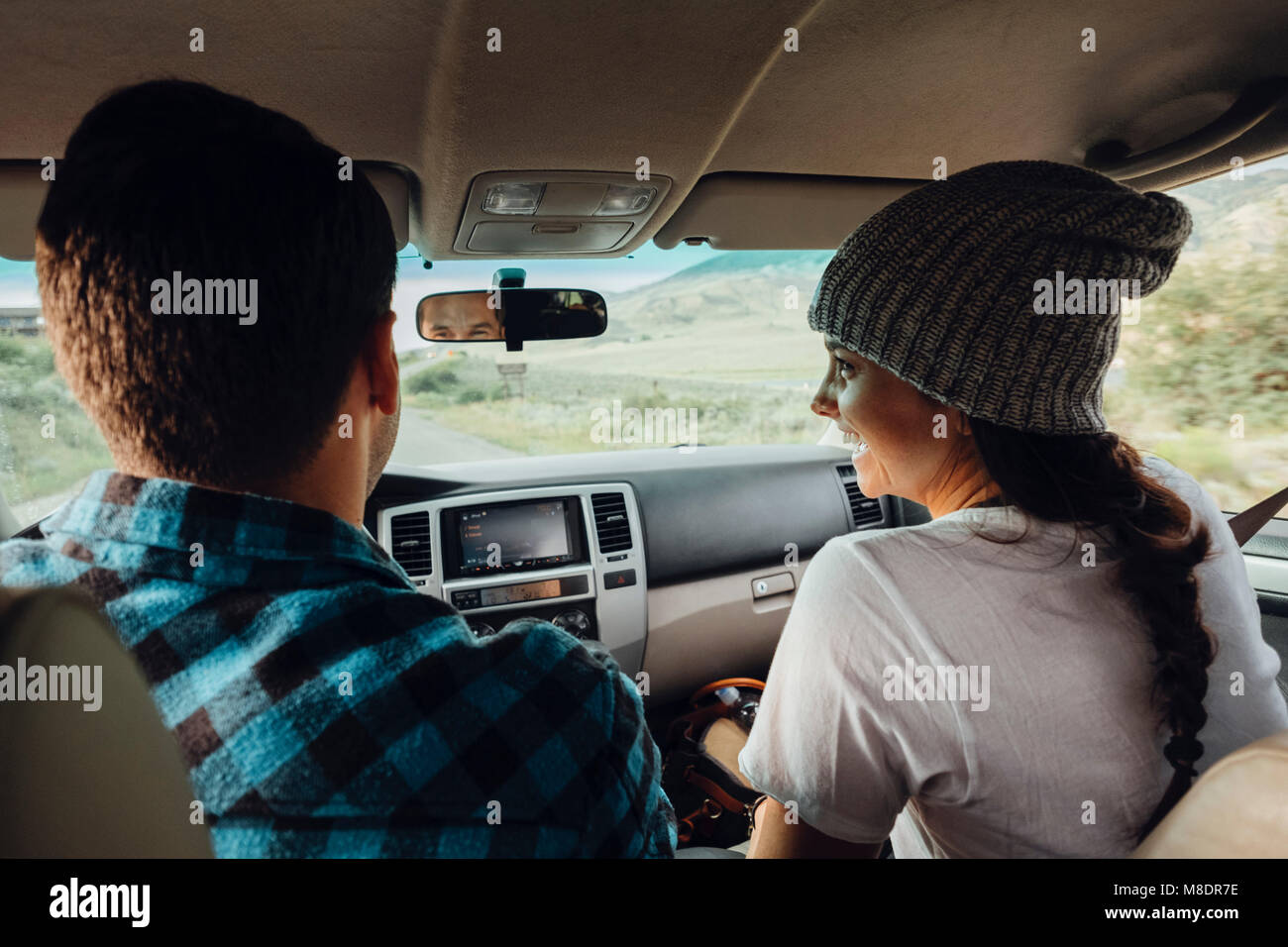 Paar im Auto, auf dem Road Trip, Rückansicht, Silverthorne, Colorado, USA Stockfoto
