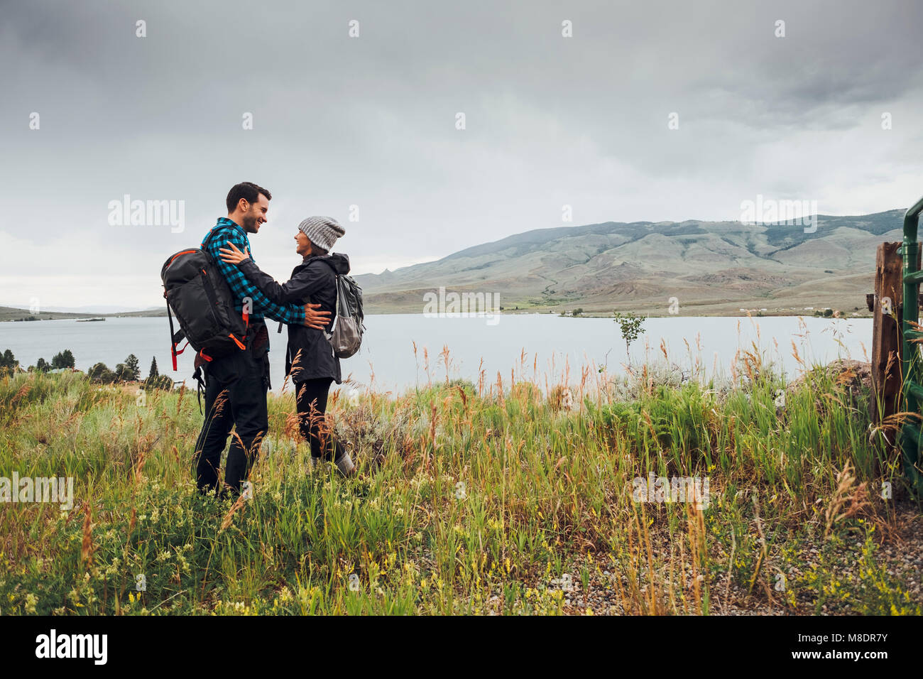 Paar stand neben Dillon Reservoir, von Angesicht zu Angesicht, Silverthorne, Colorado, USA Stockfoto