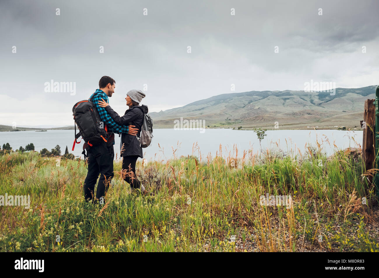 Paar stand neben Dillon Reservoir, von Angesicht zu Angesicht, Silverthorne, Colorado, USA Stockfoto