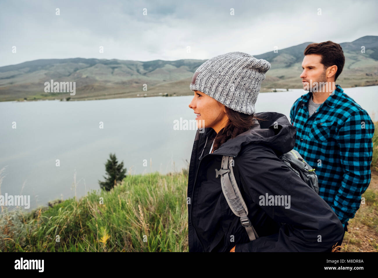 Paar wandern, stehend neben Dillon Stausee, Ansicht, Silverthorne, Colorado, USA Stockfoto