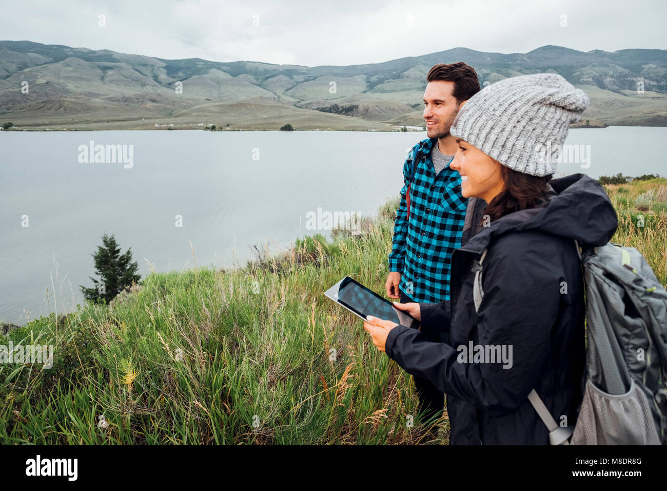 Paar wandern, stehend neben Dillon Reservoir, junge Frau mit digitalen Tablet, Silverthorne, Colorado, USA Stockfoto
