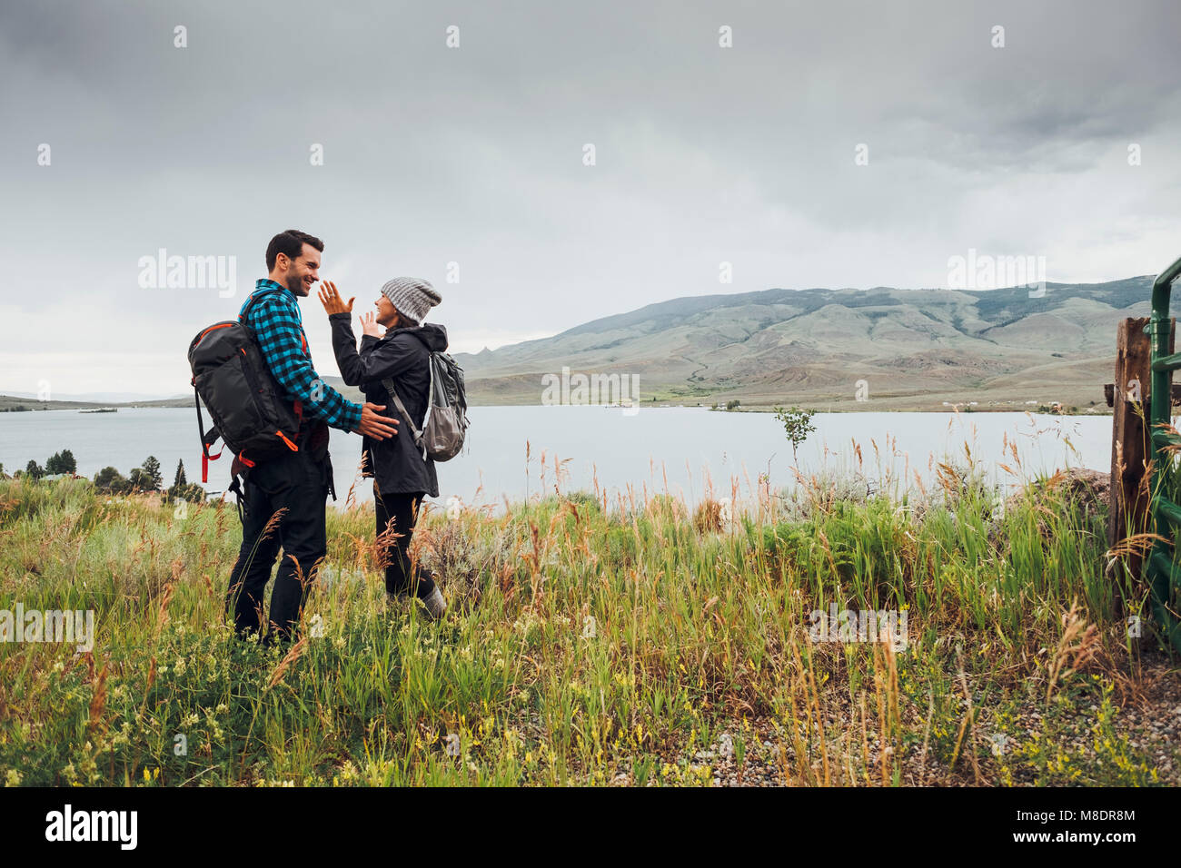 Paar wandern, stehend neben Dillon Reservoir, von Angesicht zu Angesicht, Silverthorne, Colorado, USA Stockfoto