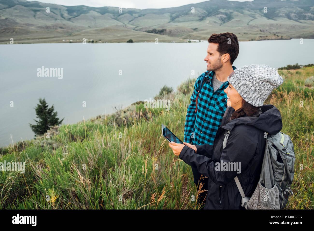 Paar stand neben Dillon Reservoir, mit digitalen Tablet, Silverthorne, Colorado, USA Stockfoto