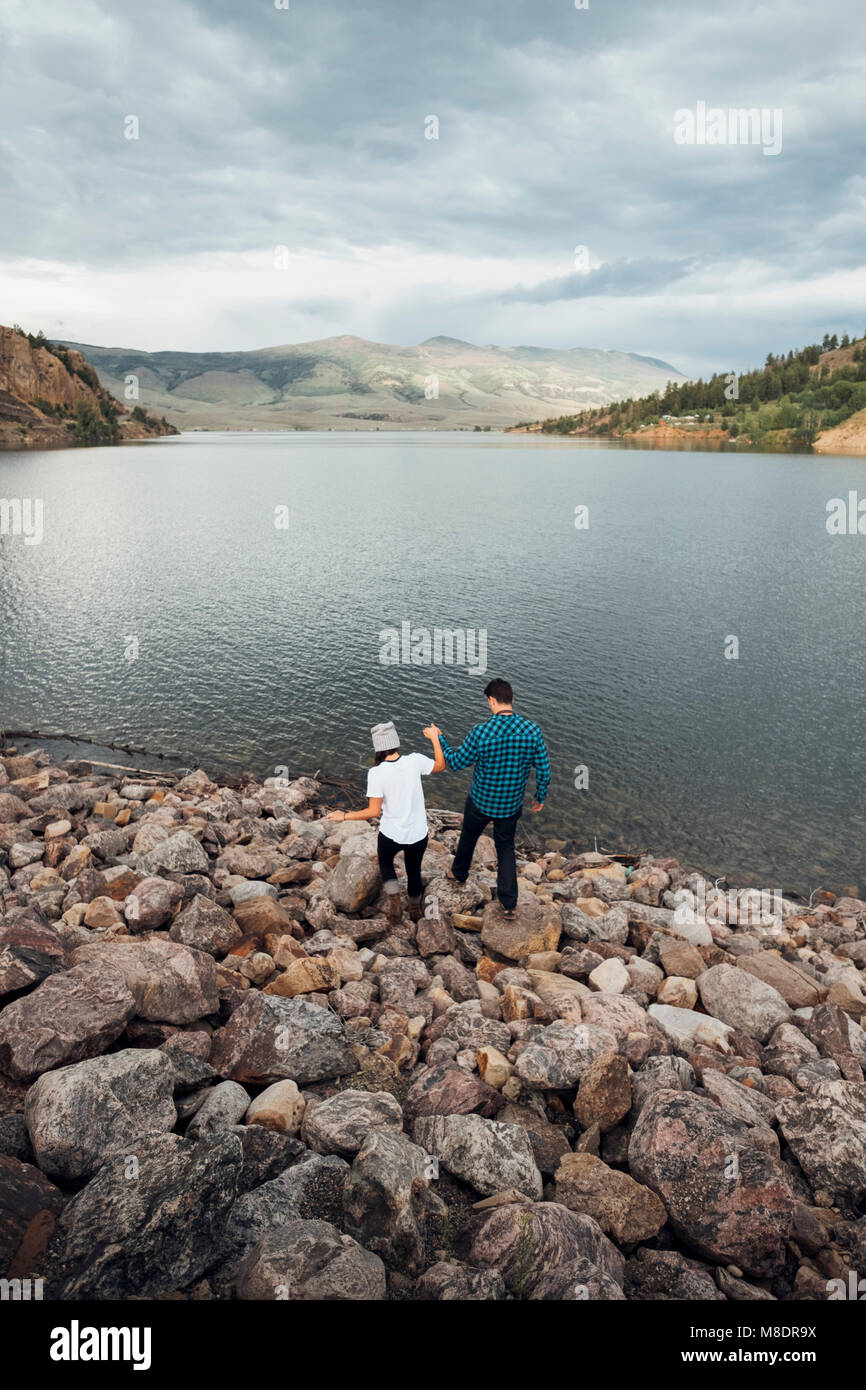 Paar auf Felsen neben Dillon Reservoir, Erhöhte Ansicht, Silverthorne, Colorado, USA Stockfoto