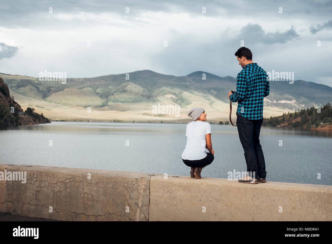 Paar auf Wand neben Dillon Reservoir, Mann mit Kamera, Rückansicht, Silverthorne, Colorado, USA Stockfoto