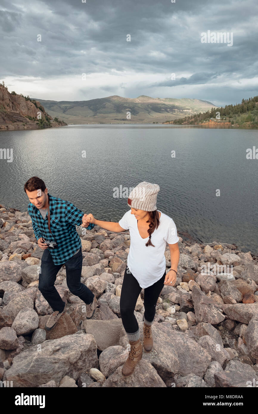 Paar auf Felsen neben Dillon Reservoir, Erhöhte Ansicht, Silverthorne, Colorado, USA Stockfoto