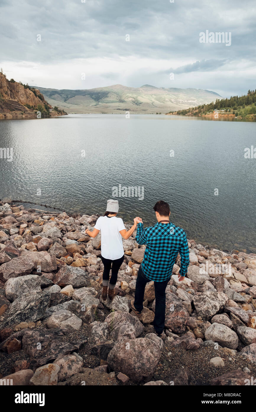 Paar auf Felsen neben Dillon Reservoir, Erhöhte Ansicht, Silverthorne, Colorado, USA Stockfoto
