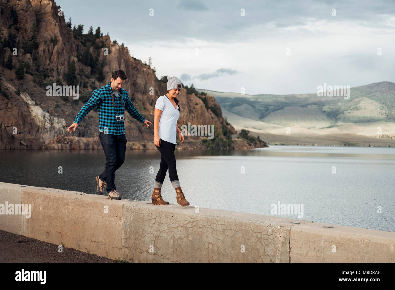 Paar entlang Wand neben Dillon Reservoir, Silverthorne, Colorado, USA Stockfoto