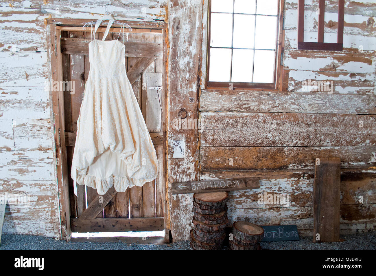 Vintage wedding dress Hängen auf scheunentor Stockfoto