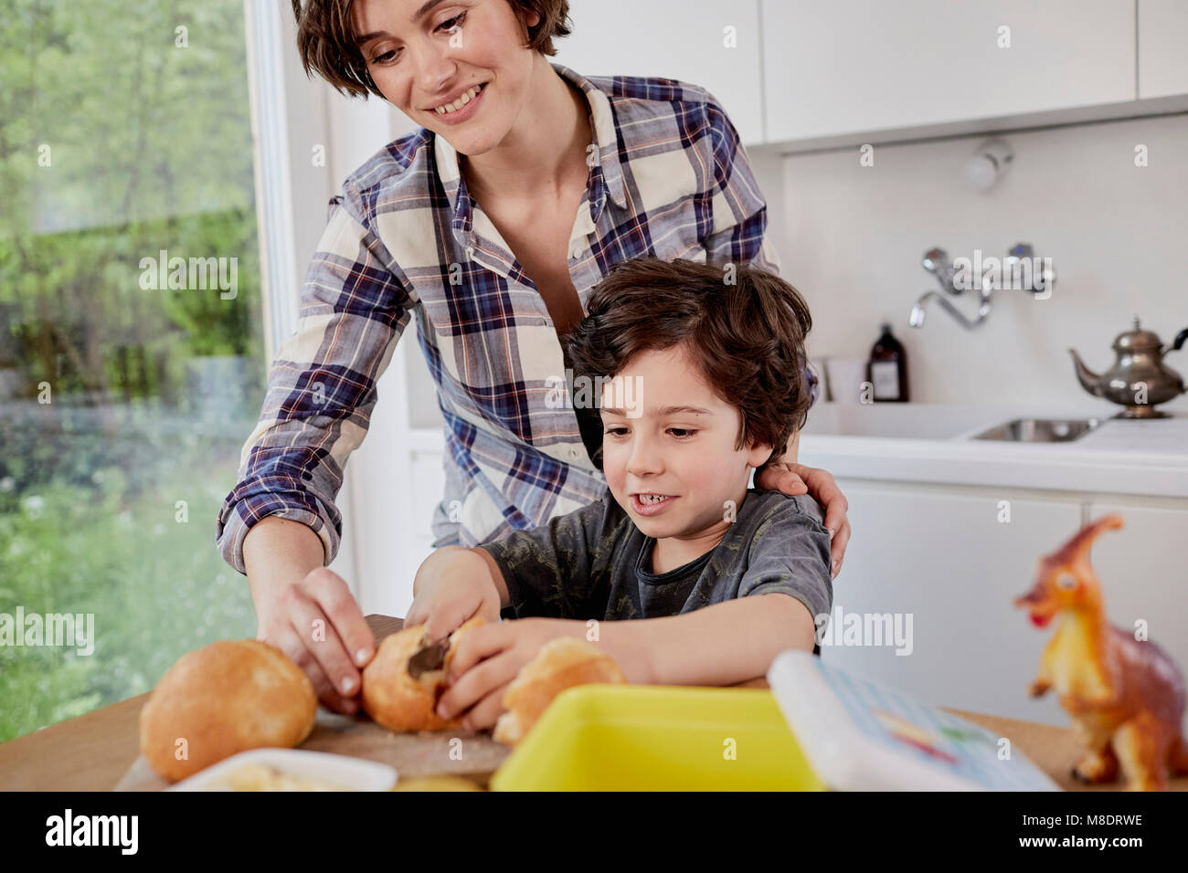Mutter und Sohn die Zubereitung von Speisen in der Küche Stockfoto