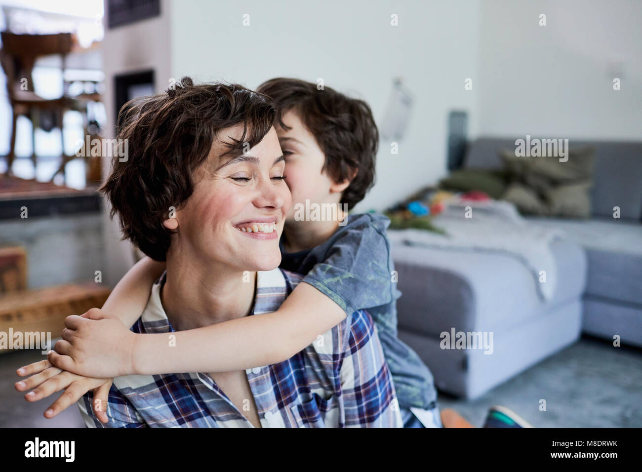 Mutter und Sohn zu Hause, Sohn umarmen Mutter Stockfoto