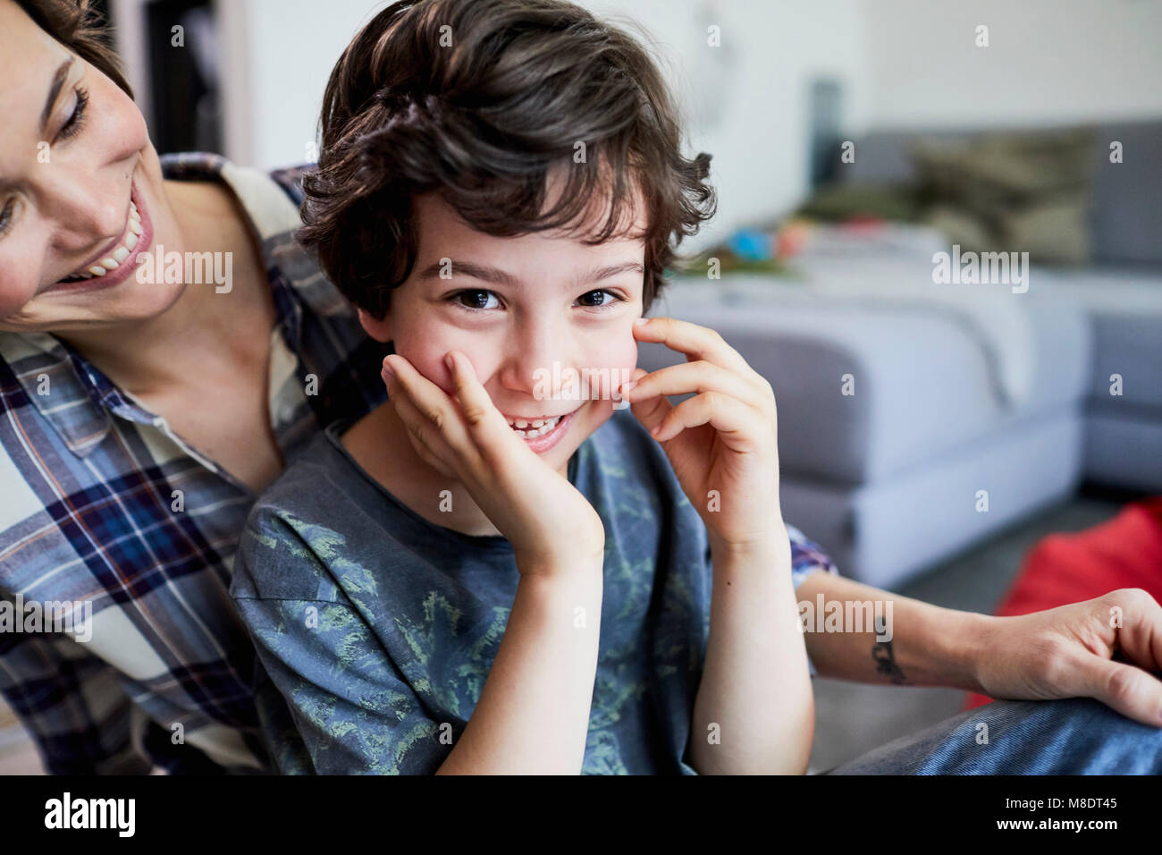 Mutter und Sohn zu Hause, lächelnd Stockfoto