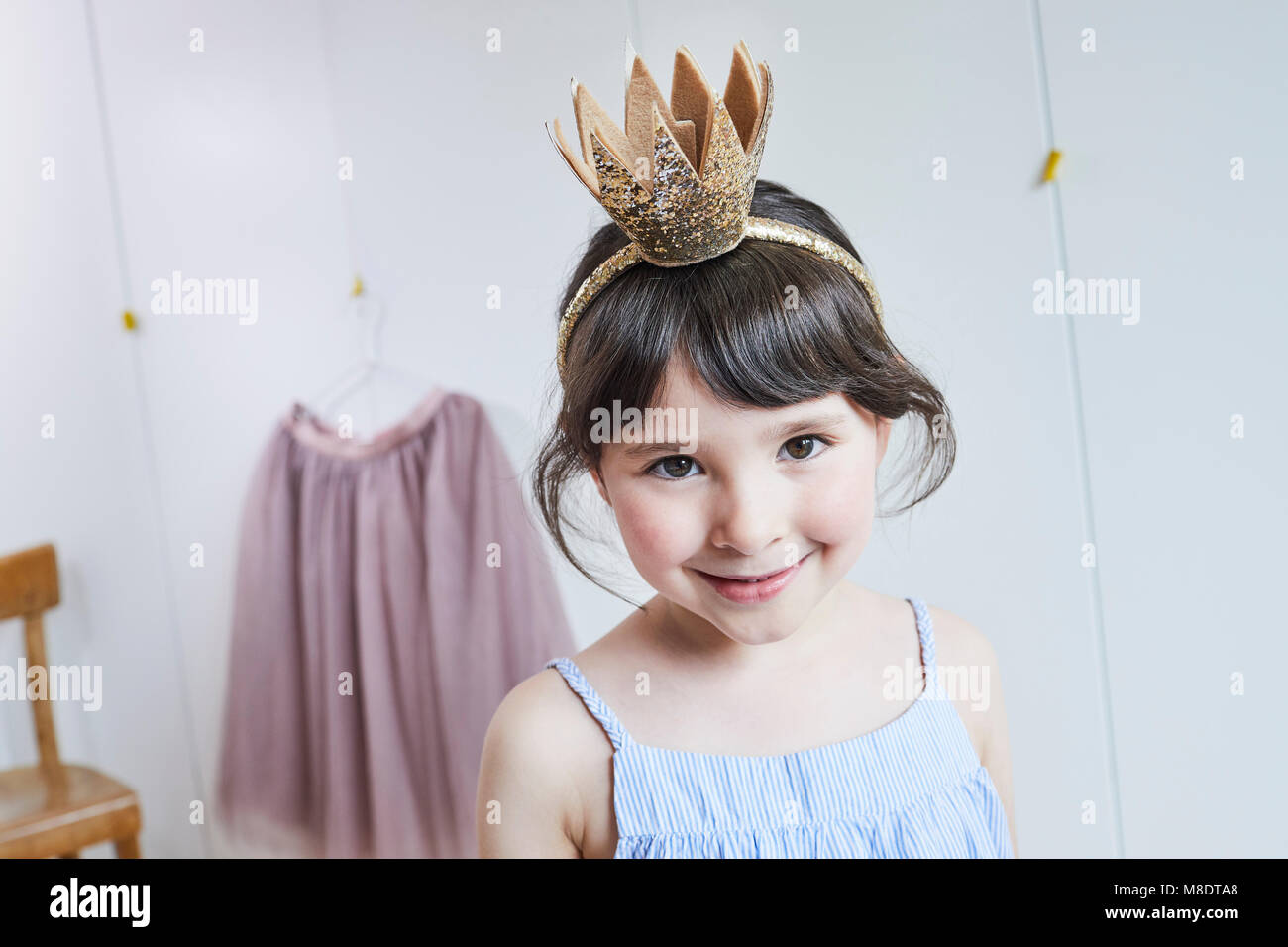 Porträt der jungen Mädchen mit Krone Stirnband, lächelnd Stockfoto