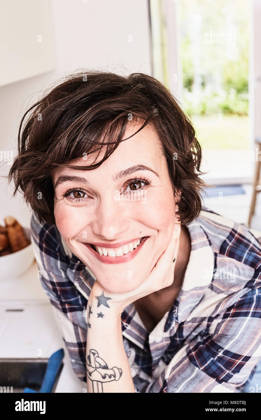 Porträt von Mitte Erwachsene Frau, Lächeln Stockfoto