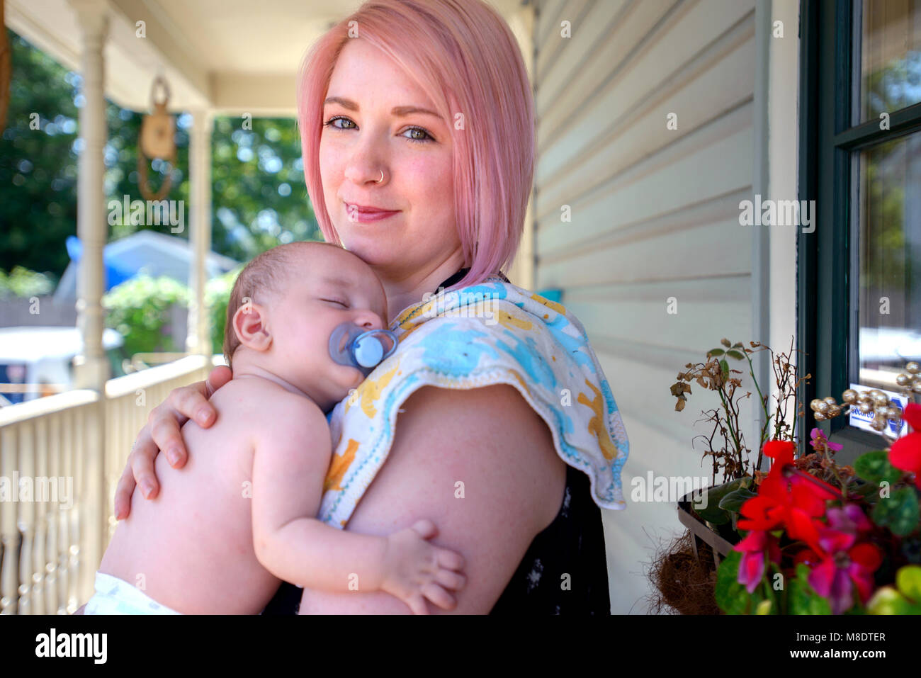 Frau mit Baby in den Armen Stockfoto