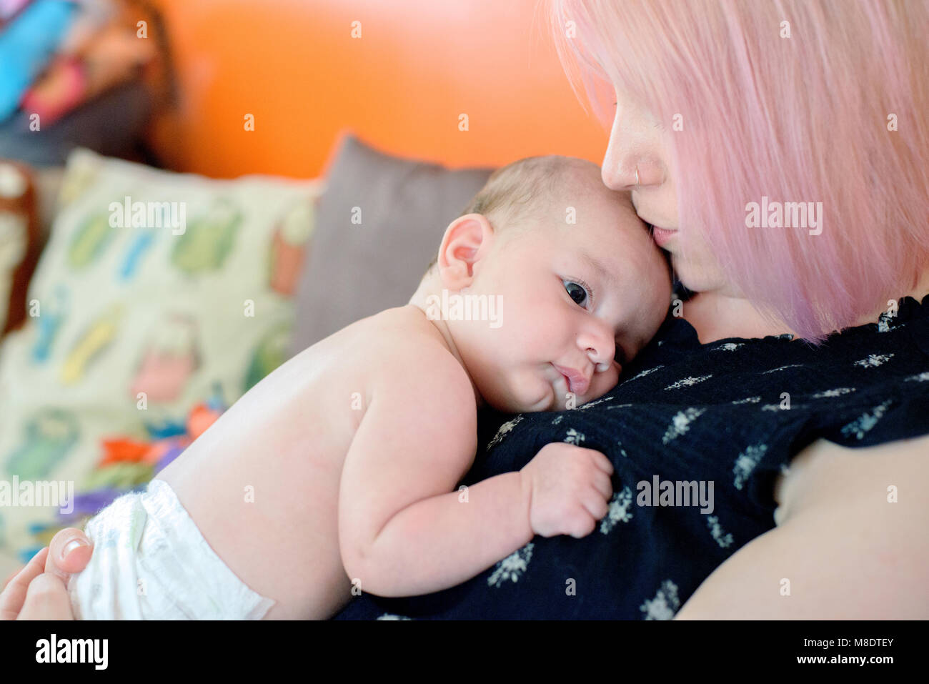 Frau mit Baby auf der Brust Stockfoto