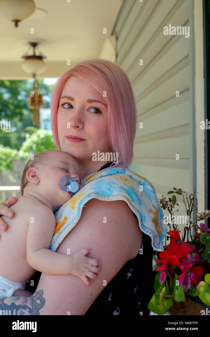 Frau mit Baby in den Armen Stockfoto