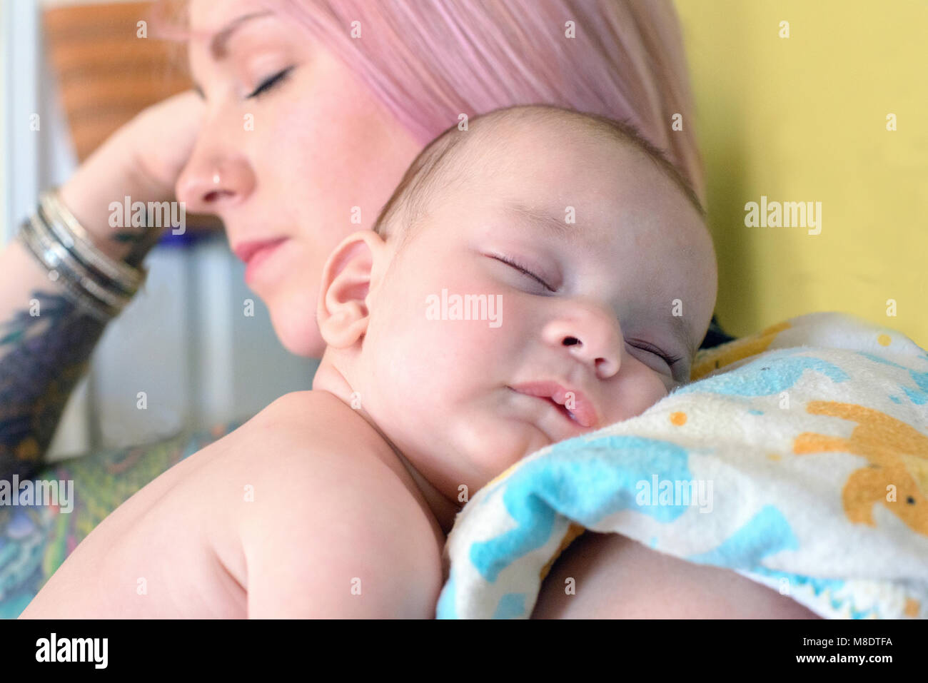 Frau schlafen und schlafen baby boy auf der Schulter Stockfoto