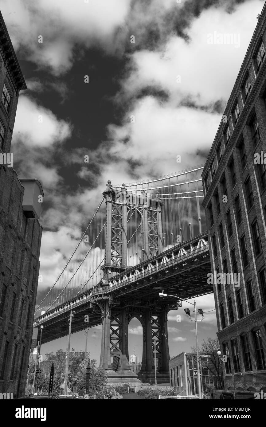 Low Angle View der Brooklyn Bridge, B&W, New York, USA Stockfoto