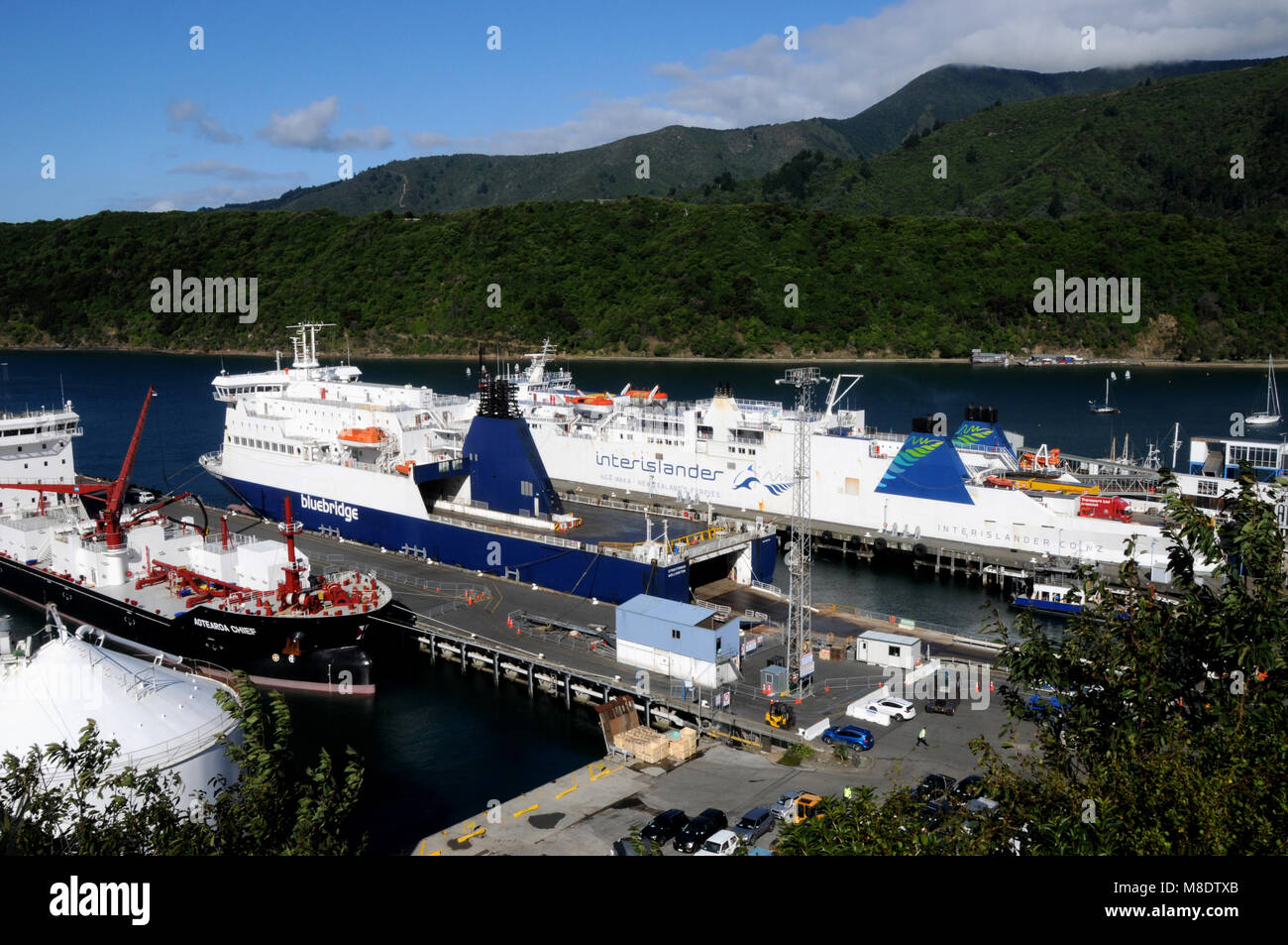 Die InterIslander und Bluebridge Fähren im Hafen in Picton. Diese Fähren bieten einen Passagier- und Fahrzeug zwischen der Nord- und Südinsel von Neuseeland. Stockfoto