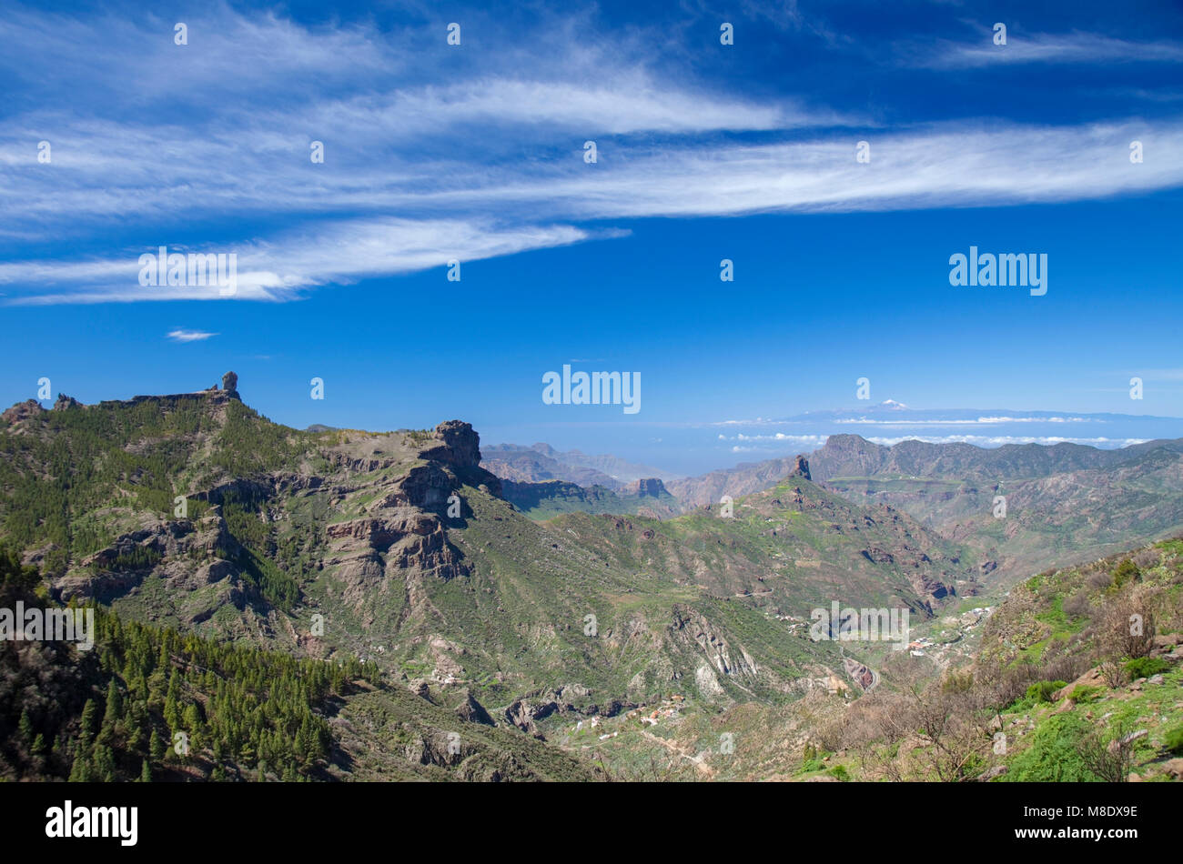 Gran Canaria, März 2018, Blick über die Caldera de Tejeda; Roque Nublo links, Roque Bentayga center, Teide auf Teneriffa rechts Stockfoto