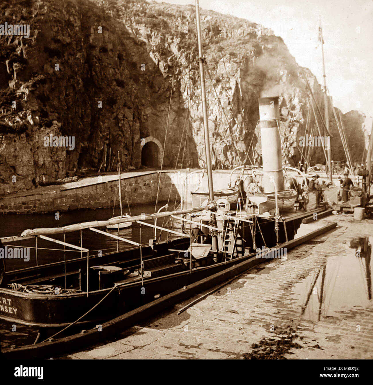 Steamboat Alert im Creux Harbour, Sark, Viktorianischen Periode Stockfoto