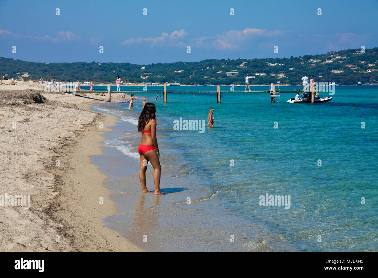 Leben am Strand am Strand von Pampelonne, beliebten Strand von Saint Tropez, Côte d'Azur, Südfrankreich, Cote d'Azur, Frankreich, Europa, Mittelmeer Stockfoto