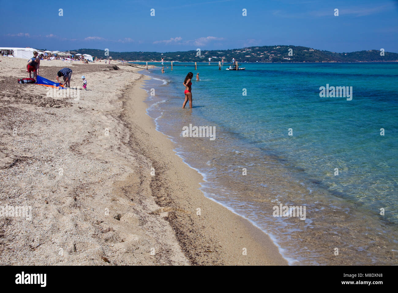 Leben am Strand am Strand von Pampelonne, beliebten Strand von Saint Tropez, Côte d'Azur, Südfrankreich, Cote d'Azur, Frankreich, Europa, Mittelmeer Stockfoto