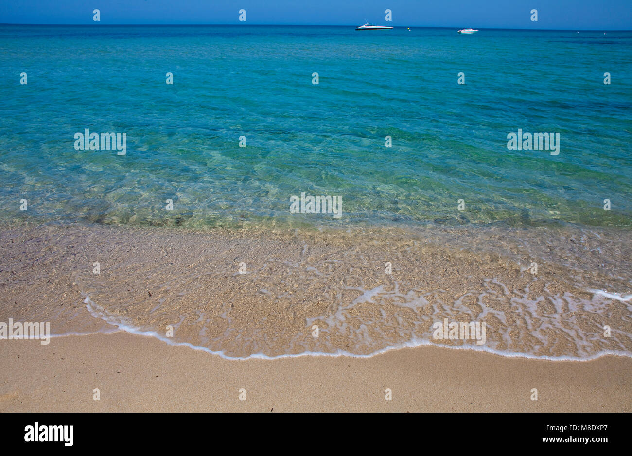 Das kristallklare Wasser am Strand von Pampelonne, beliebten Strand von Saint Tropez, Côte d'Azur, Südfrankreich, Cote d'Azur, Frankreich, Europa, Mittelmeer Stockfoto