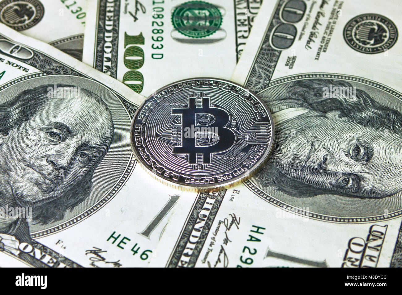 Silber Bitcoins auf US-Dollar. Elektronisches Geld Stockfoto