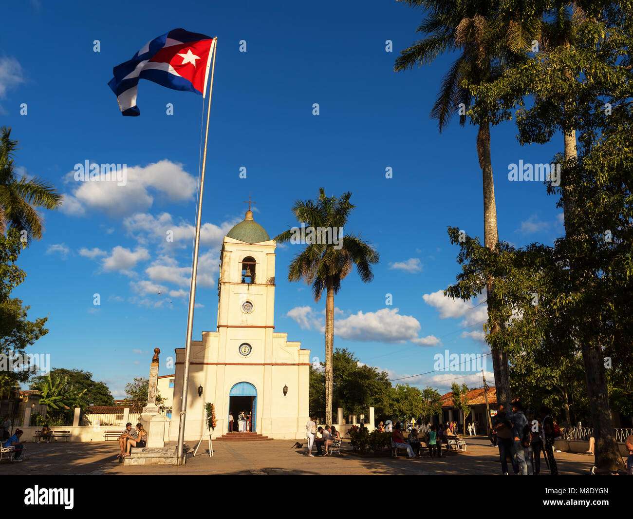 Vinales, Kuba - Dezember 5, 2017: Hauptplatz mit Kirche und kubanische Flagge in vinales mit touristischen Stockfoto