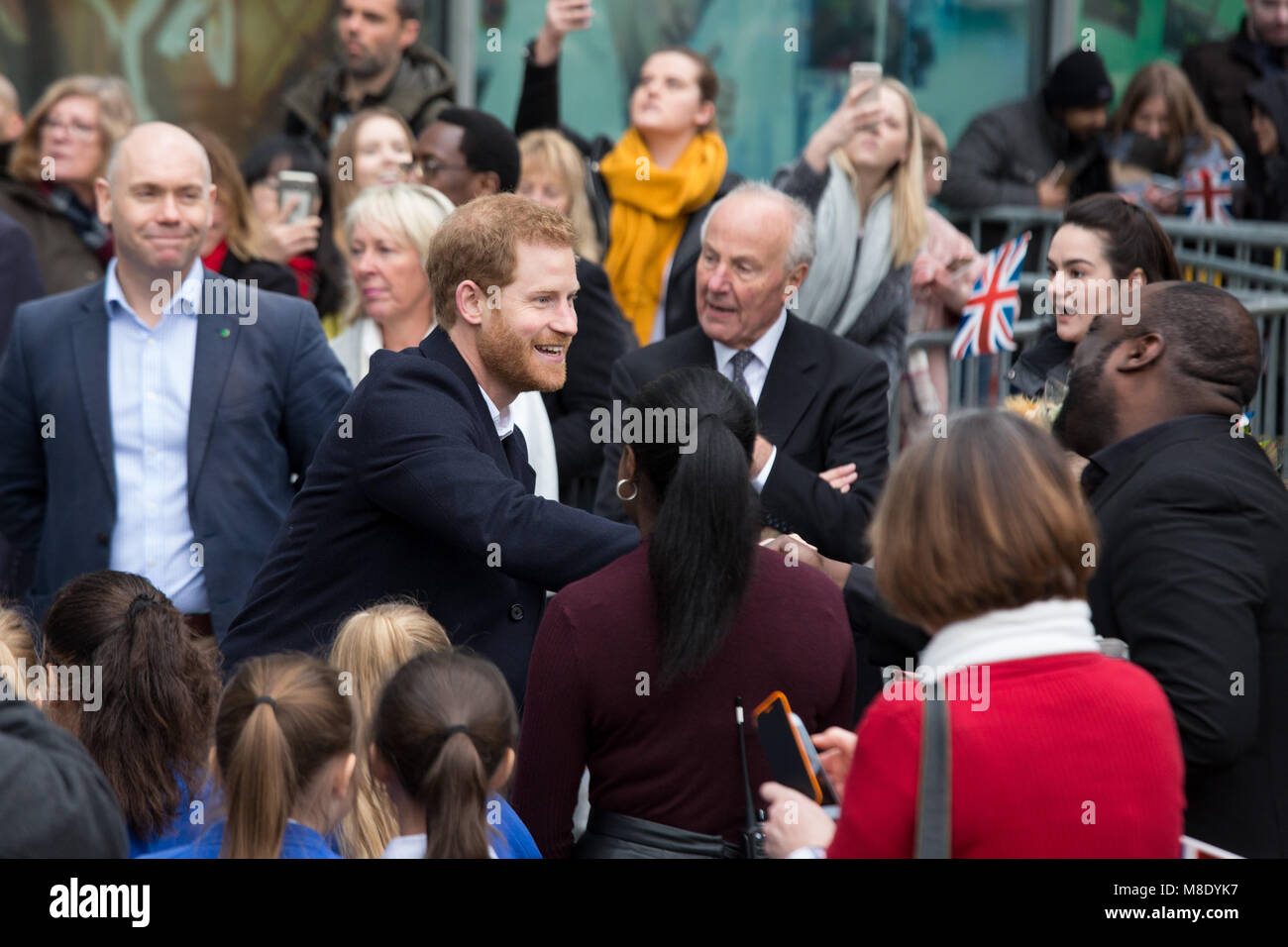 Megan Markle und Prinz Harry besucht Millennium Point in Birmingham am Internationalen Frauentag. Prinz Harry im Gespräch mit Fans bei der Ankunft. Stockfoto