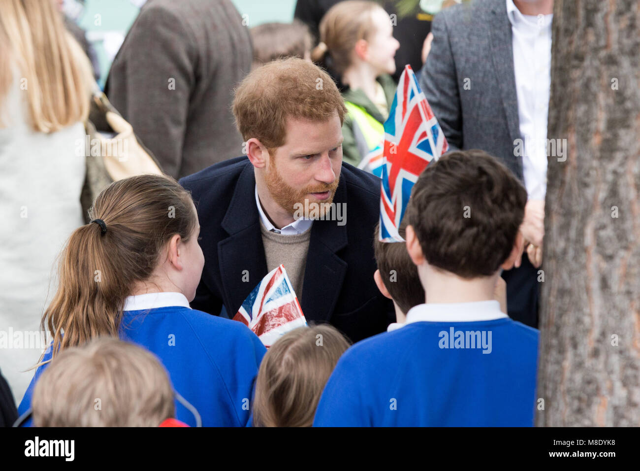Megan Markle und Prinz Harry besucht Millennium Point in Birmingham am Internationalen Frauentag. Prinz Harry im Gespräch mit Fans bei der Ankunft. Stockfoto