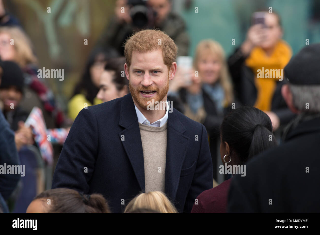 Megan Markle und Prinz Harry besucht Millennium Point in Birmingham am Internationalen Frauentag. Prinz Harry im Gespräch mit Fans bei der Ankunft. Stockfoto