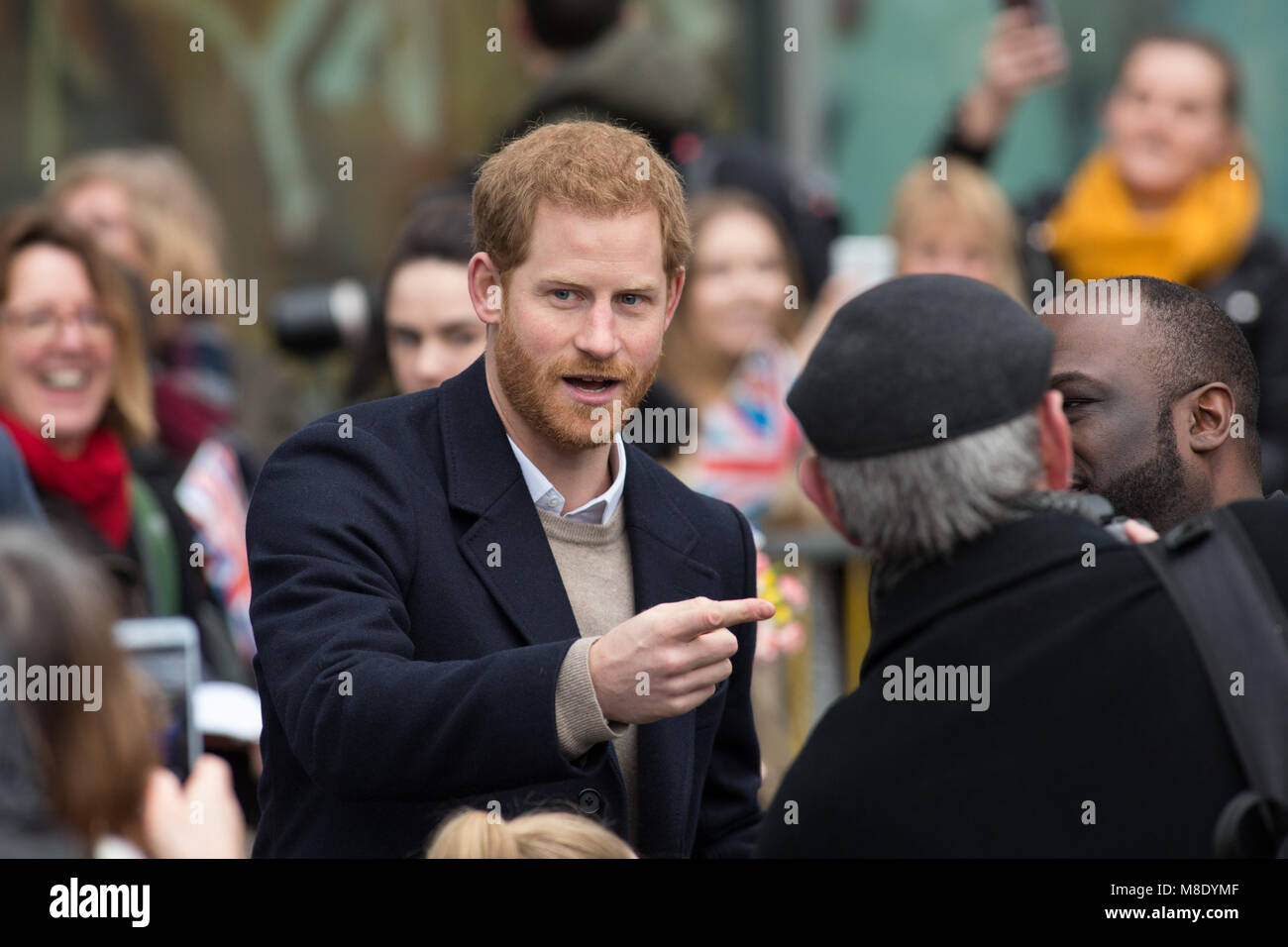 Megan Markle und Prinz Harry besucht Millennium Point in Birmingham am Internationalen Frauentag. Prinz Harry im Gespräch mit Fans bei der Ankunft. Stockfoto
