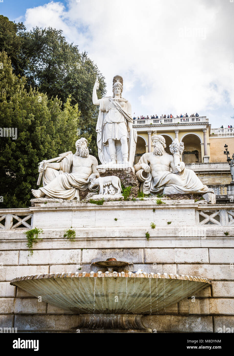 Low Angle View von Fountain Statue und Pincio voller Touristen Menschen im Hintergrund Stockfoto