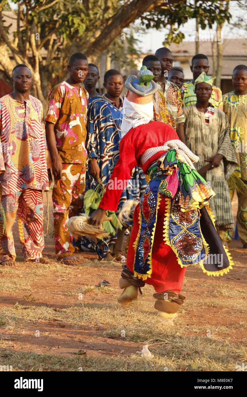 Gelede Festival in Ketou Benin, maskierte Menschen haben einen Wettbewerb mit Musik und Tanz gegen andere Dörfer Stockfoto