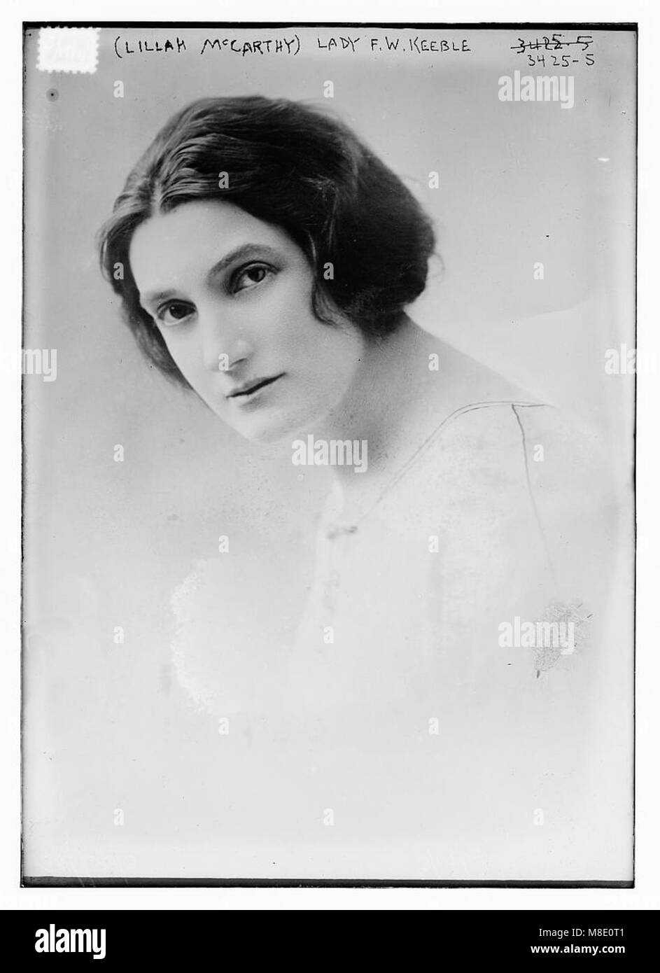 Dieses Porträt zeigt Lillah McCarthy als Lady F.W. Keeble und spiegelt die Porträtfotografie des frühen 20. Jahrhunderts und die Prominenz von Frauen in der Kunst während dieser Zeit wider. Stockfoto