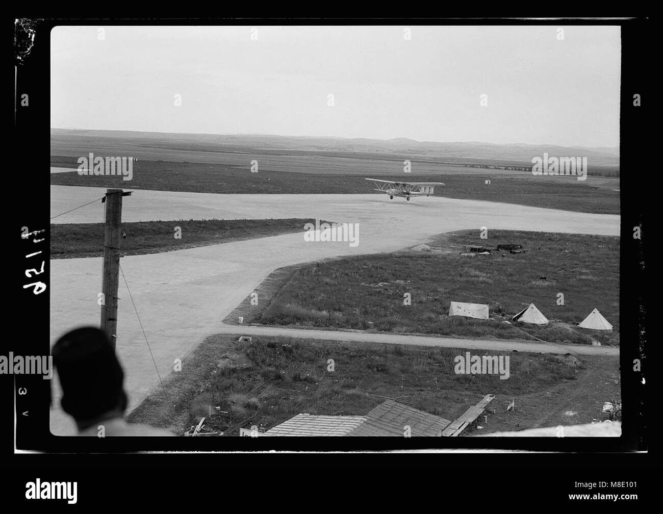 Der Flughafen Lydda, auch bekannt als Lod Airport, ist mit einem Hanibal Flugzeug dargestellt, das aus Bagdad ankommt. Diese Szene zeigt frühe Flugreisen zwischen den Regionen des Nahen Ostens Mitte des 20. Jahrhunderts. Stockfoto