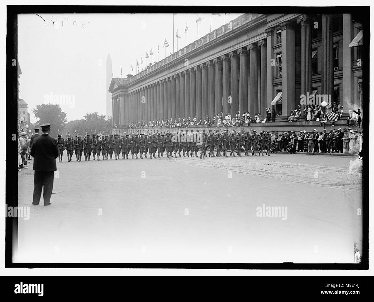 Dieses Bild zeigt eine Parade des U.S. Marine Corps, die die Disziplin und Organisation der Marines hervorhebt. Paraden wie diese werden oft abgehalten, um militärische Stärke zu demonstrieren und Traditionen zu ehren. Stockfoto