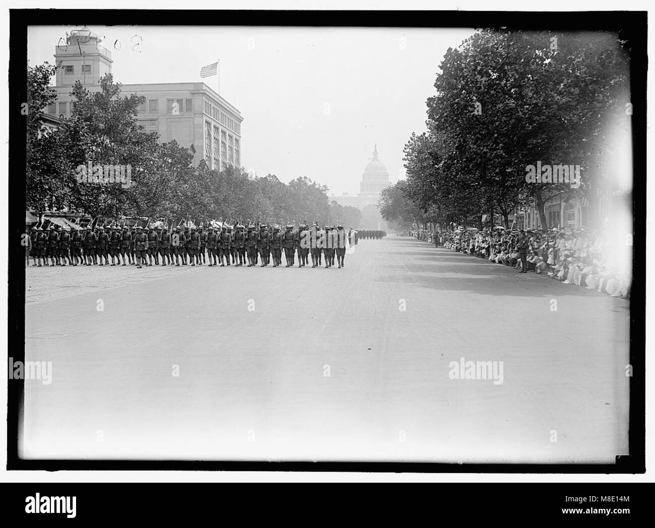 Dieses Bild zeigt eine Parade der US-Marines, die ihre Disziplin und zeremoniellen Pflichten, einen wichtigen Aspekt der öffentlichen Präsenz und militärischen Tradition des Marine Corps, demonstriert. Stockfoto