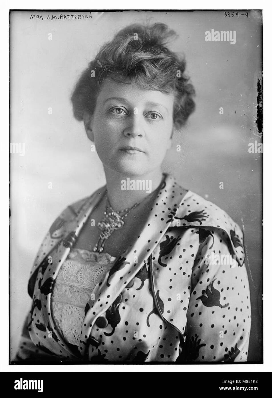 Ein formelles Porträt von Mrs. J. M. Batterton, das wahrscheinlich im späten 19. Oder frühen 20. Jahrhundert aufgenommen wurde und ihren sozialen Status und ihre würdevolle Erscheinung darstellt. Stockfoto