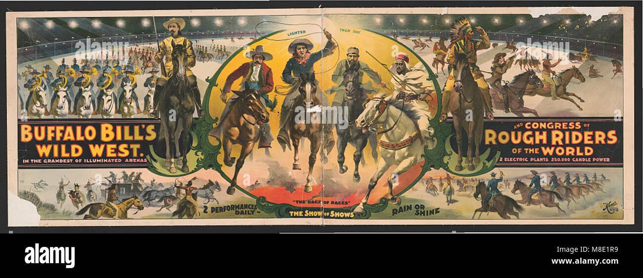 Dieses Bild zeigt Buffalo Bill's Wild West Show, mit einer großen Arena mit leistungsstarker elektrischer Beleuchtung, die eine spektakuläre Vorstellung beleuchtet, die die amerikanische Grenze und Cowboykultur zelebrierte. Stockfoto